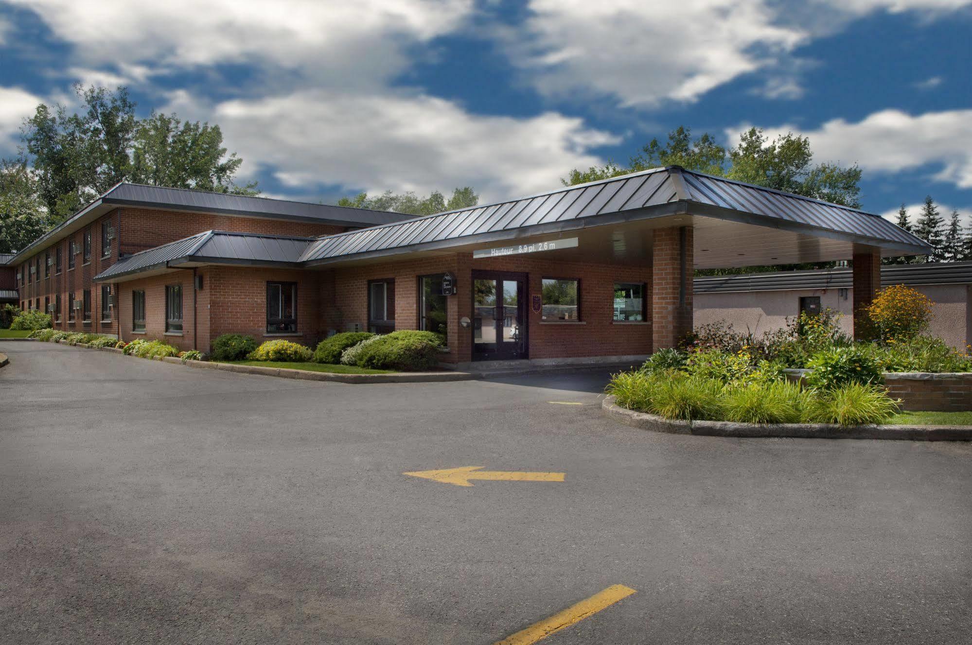 Hotel Ramada By Wyndham Laval Exterior foto