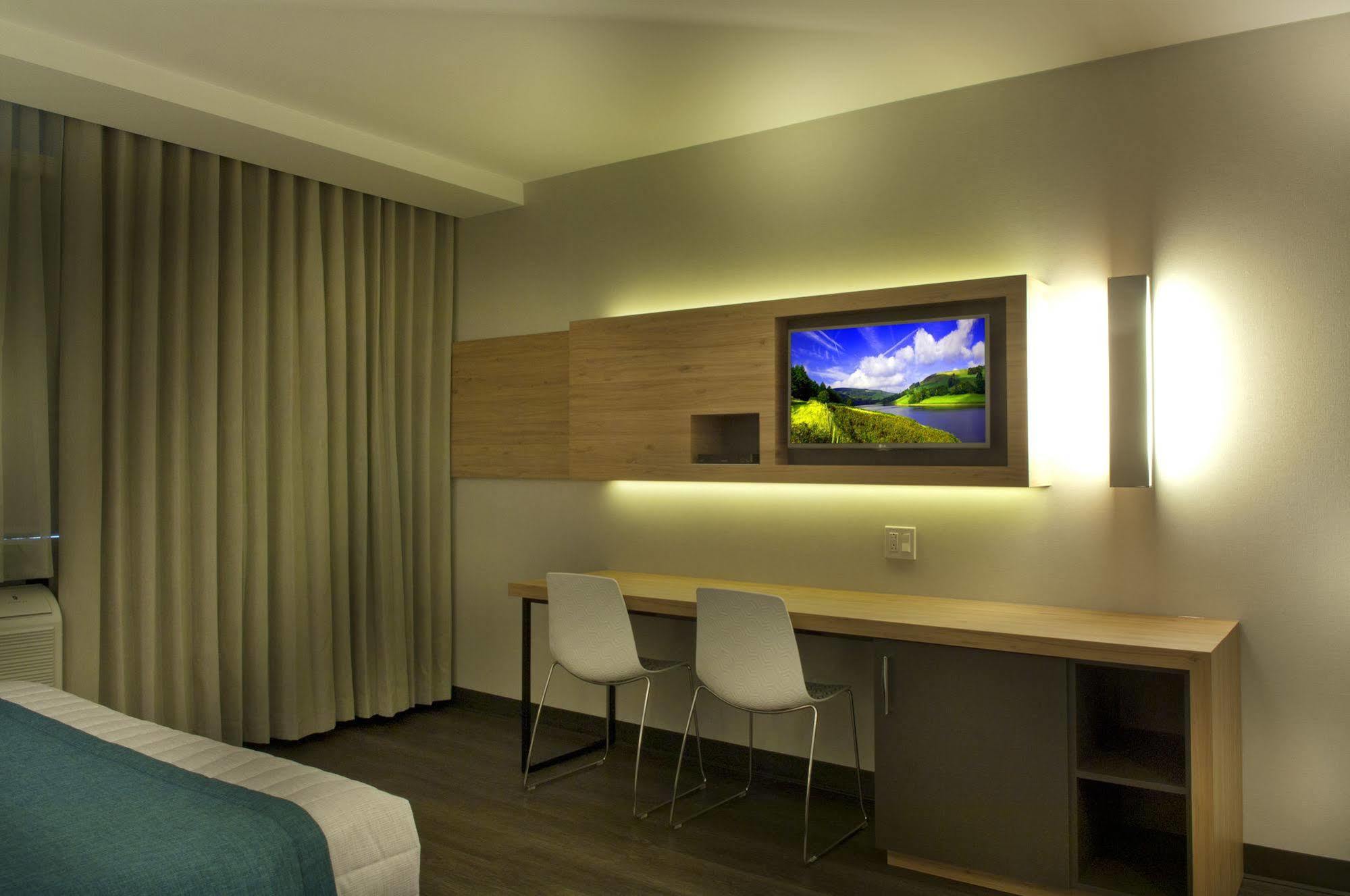 Hotel Ramada By Wyndham Laval Exterior foto
